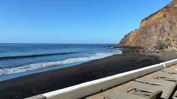 Plage, chaises longues, serviettes de plage