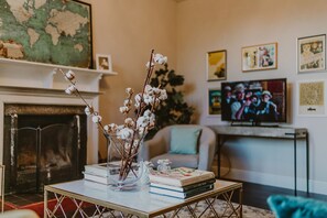 Smart-TV, Kamin, BĂŒcher
