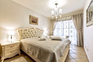 1 slaapkamer, een kluis op de kamer, een strijkplank/strijkijzer