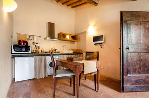 Kühlschrank, Mikrowelle, Herdplatte, Wasserkocher mit Kaffee-/Teezubehör