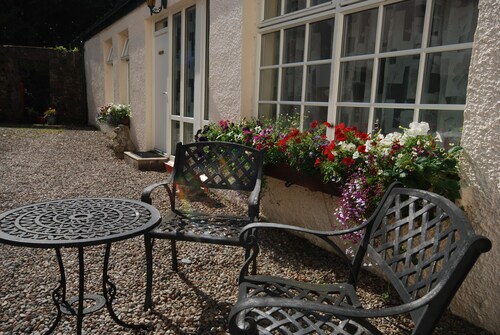  Beautiful 2 Person Cottage in Lovely Secluded Gardens