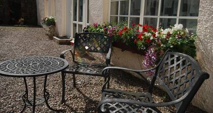 Beautiful 2 Person Cottage in Lovely Secluded Gardens