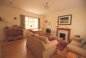 TV, fireplace, DVD player, ping pong -  Beautiful 2 Person Cottage in Lovely Secluded Gardens (Taynuilt)