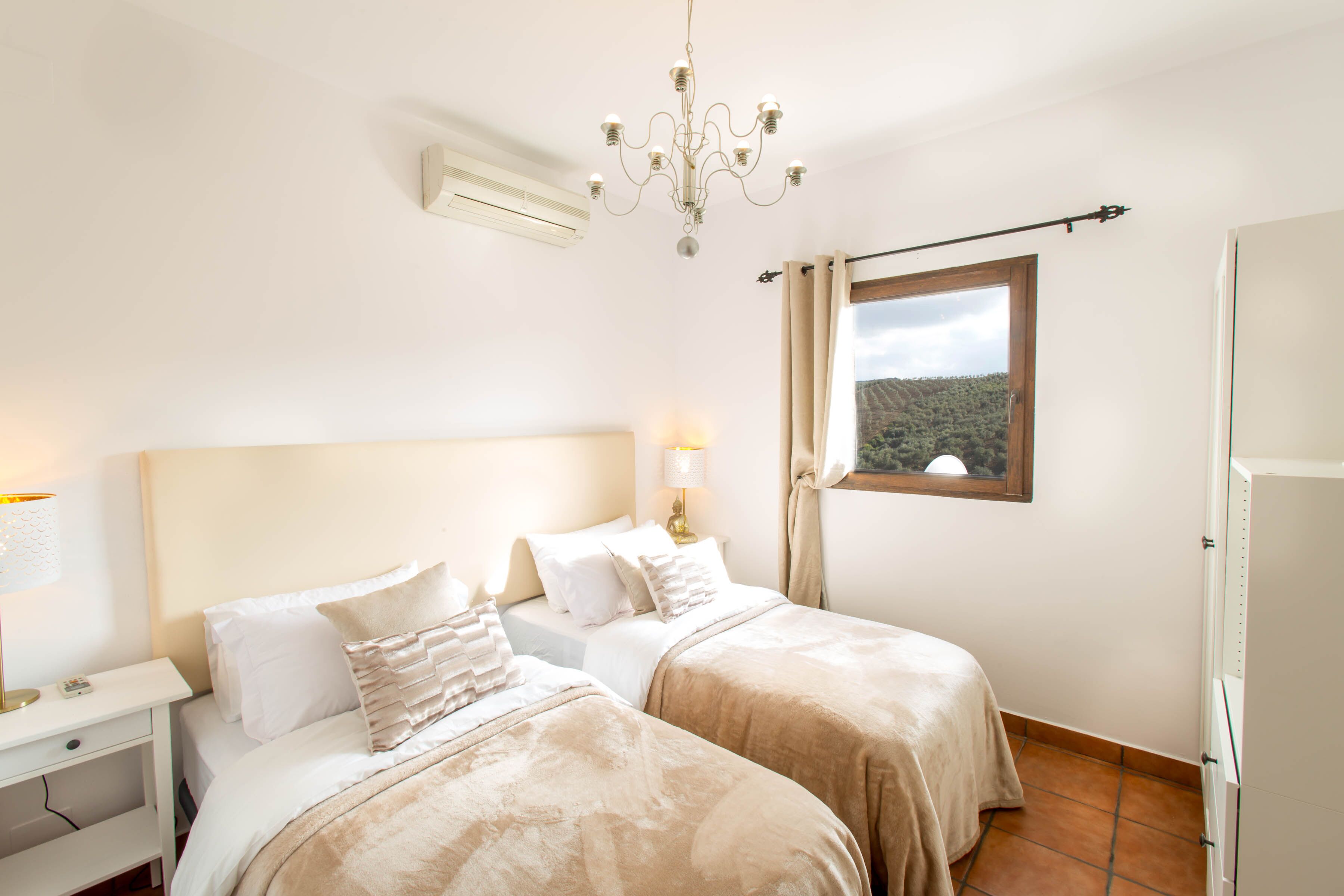 2 bedrooms, internet, bed sheets