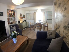 TV connectée, cheminée, livres, chaîne hi-fi