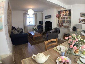 Smart TV, fireplace, books, stereo - TRINITY COTTAGE. Charming historic cottage just off the Quay in Appledore. (Appledore)