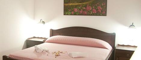 1 slaapkamer, een strijkplank/strijkijzer, wifi, beddengoed