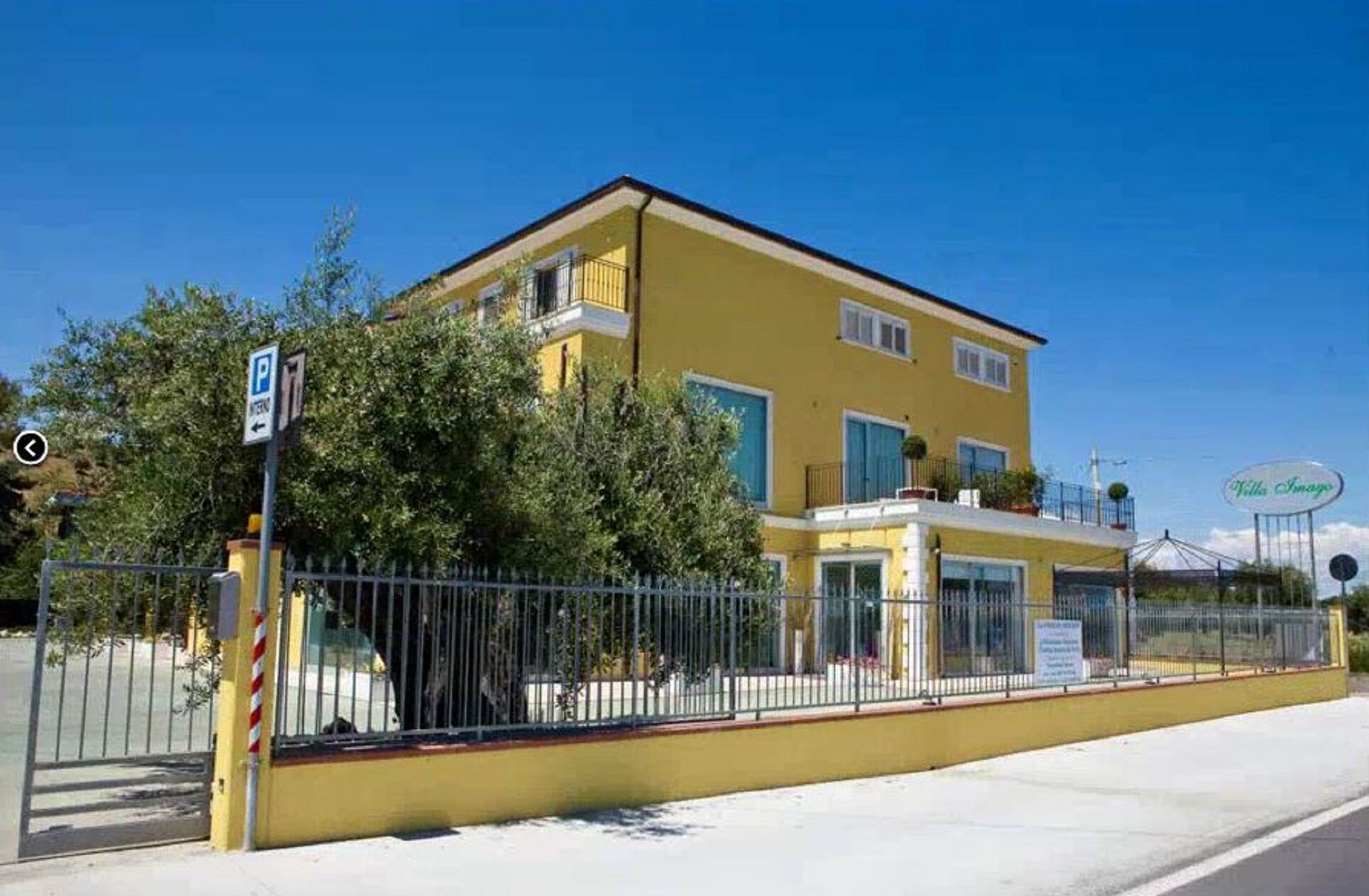 Villa imago red rose room