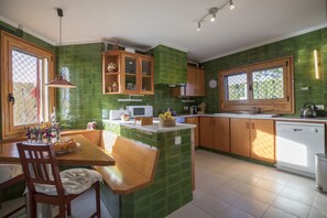 Fridge, microwave, oven, stovetop - ⛱ △ LA CASA DEL TRIANGLE - Design Vacation Villa with scenic views and pool (Garriguella)