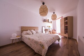 5 bedrooms, WiFi, bed sheets, wheelchair access