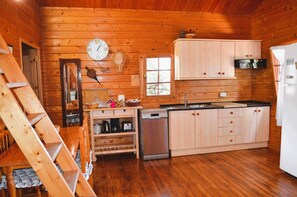 Jääkaappi, mikroaaltouuni, liesi, astianpesukone