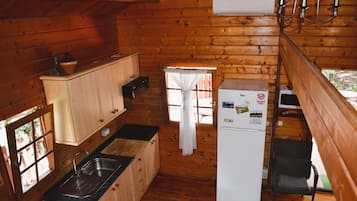 Jääkaappi, mikroaaltouuni, liesi, astianpesukone