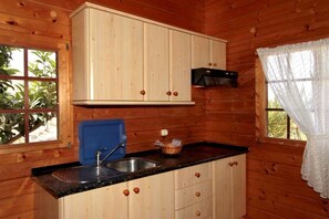 Kylskåp, mikrovågsugn, spishäll och diskmaskin
