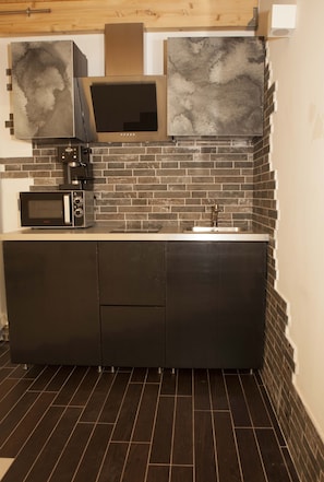Réfrigérateur, micro-ondes, plaque de cuisson, cafetière/bouilloire