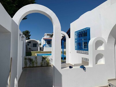 Villa situada en primera posición frente a una hermosa playa de arena Kerkouane