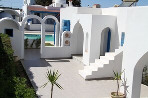 Outdoor pool - Villa located in first position facing a beautiful sandy beach Kerkouane (Dar alouch)
