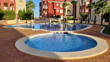 Una piscina al aire libre