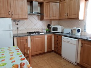 Fridge, microwave, stovetop, dishwasher