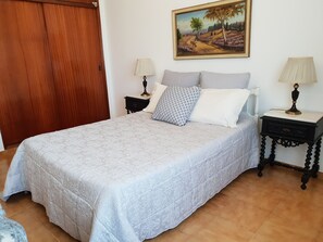 1 chambre, fer et planche à repasser, accès Internet, draps fournis