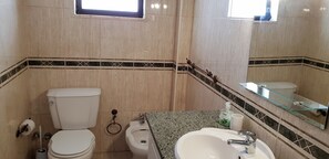 Ensemble douche/baignoire, sèche-cheveux, bidet, serviettes fournies