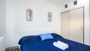 2 bedrooms, in-room safe, desk, iron/ironing board