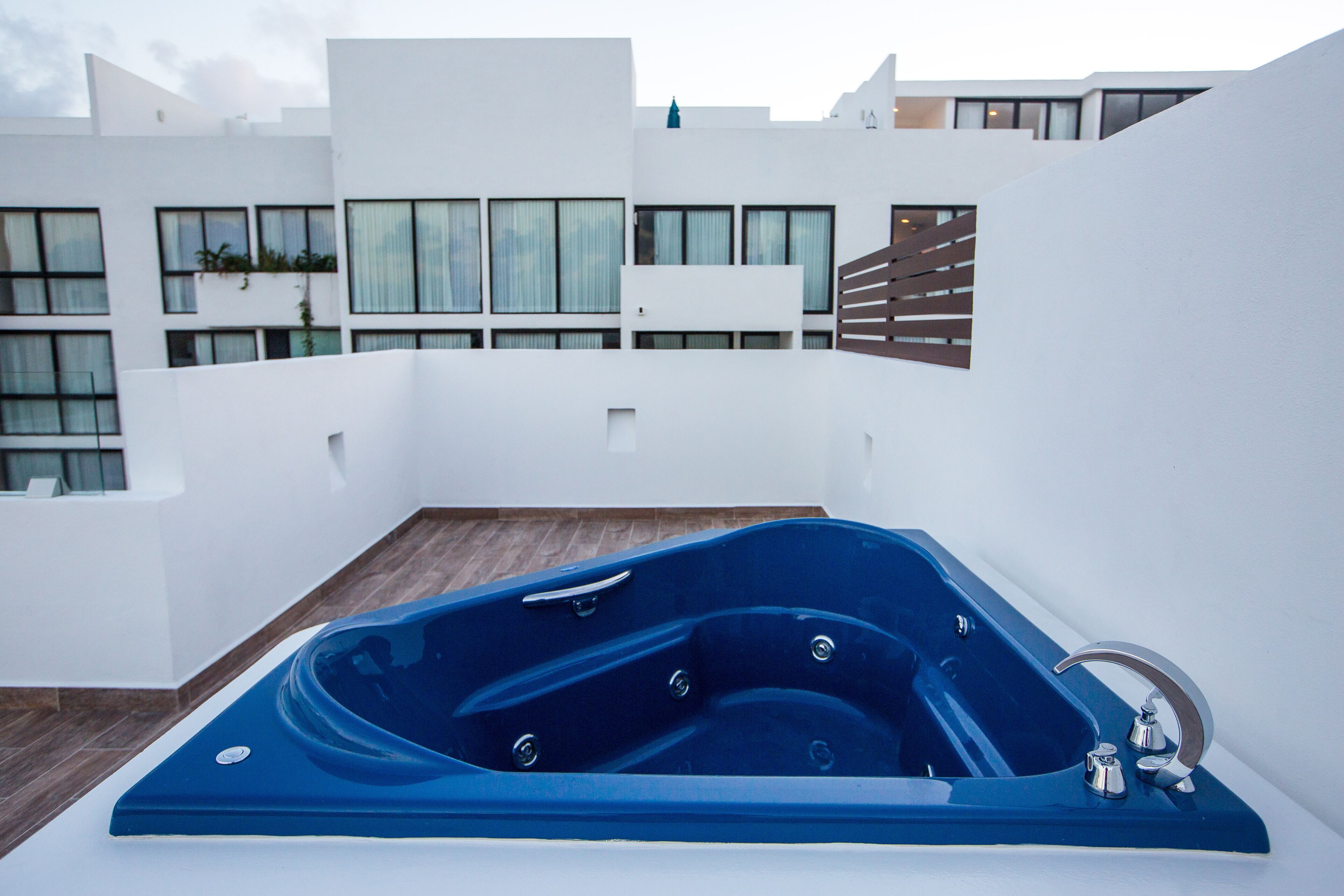 Une terrasse moderne sur le toit, avec un jacuzzi bleu.