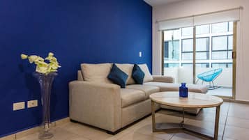 Smart TV, libros, impresora