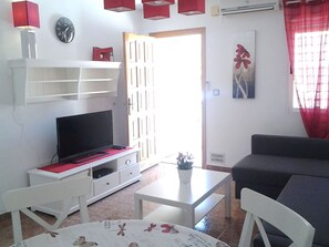 TV, livros, aparelho de som
