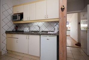 Geladeira, micro-ondas, cooktop, torradeira