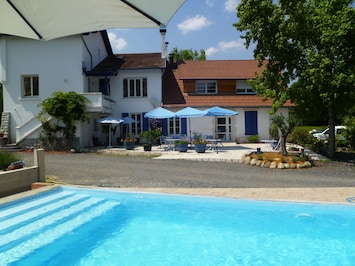 Terrasse, piscine devant le gite