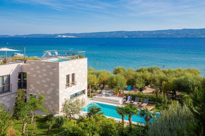 Beachfront Villa Flores: Luxury with Indoor/Outdoor Pools, Rooftop Jacuzzi