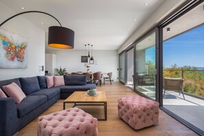 Smart-tv, tv-spel, bordsfotboll och en stereo