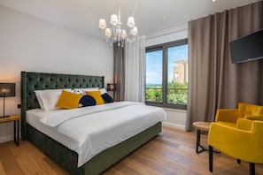 4 bedrooms, in-room safe, iron/ironing board, free WiFi