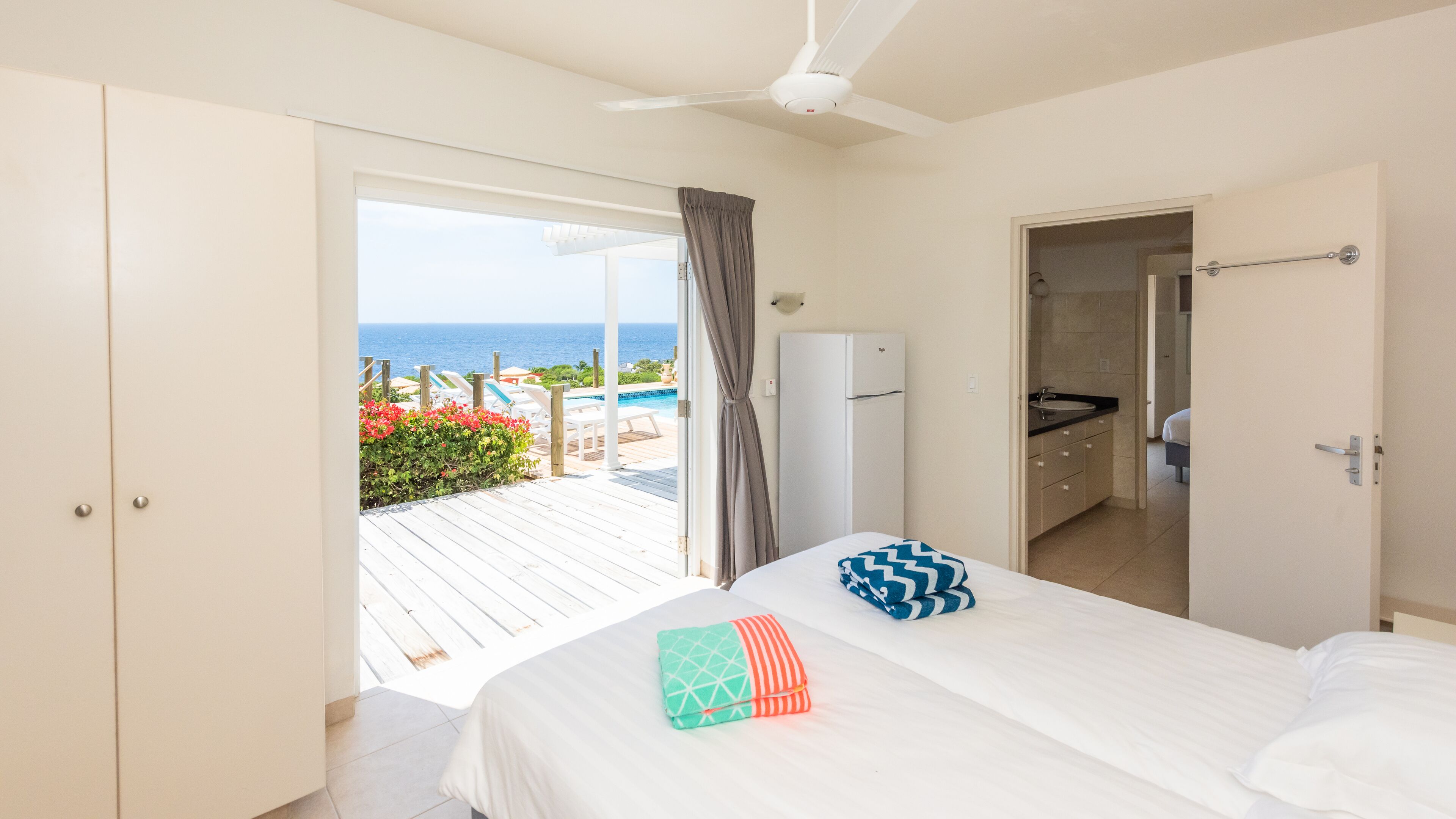 5 dormitorios, caja fuerte, escritorio y tabla de planchar con plancha