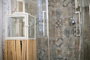 Een bidet, handdoeken
