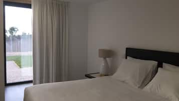 5 bedrooms, desk, soundproofing, iron/ironing board