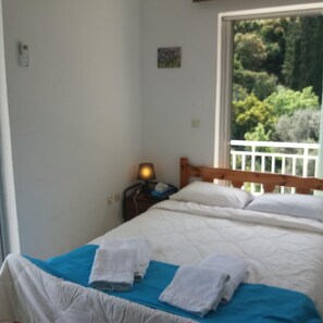 1 habitación, tabla de planchar con plancha, wifi gratis y ropa de cama 