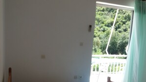 1 bedroom, iron/ironing board, WiFi (free), bed sheets - Manoleas Taverna & Rooms to Let  (Kynouria)