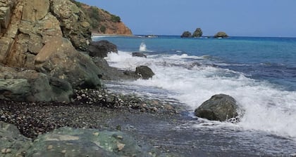 Manoleas Taverna & Rooms to Let