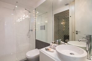 Regadera, amenidades de baño gratuitas, secadora de cabello