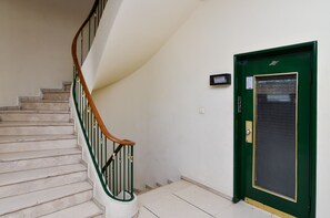 Interior - Athens heart at Syntagma metro,tram stop apt (Athina)