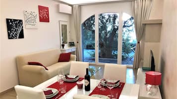 Appartamento familiare, 1 camera da letto, vista collina (Panorama) | Area soggiorno | TV a schermo piatto, lettore DVD