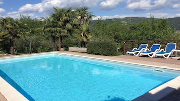 Piscina all'aperto, ombrelloni da piscina, lettini