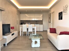 Apartamento familiar, 1 habitación, vistas a la colina (Panorama) | Zona de estar | Una televisión de pantalla plana, un reproductor de DVD