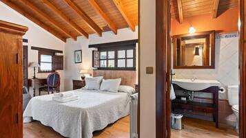 2 bedrooms, iron/ironing board, travel cot, free WiFi