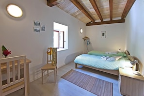 1 bedroom, free WiFi, bed sheets - Room 5 a/c park view Beach&Sea front Castle parking (Zaton)