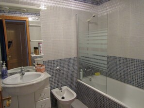 Combined shower/tub, hair dryer, bidet, towels - Apartment rental, golf and beach // golf and beach Apartment (torre de benagalbon)