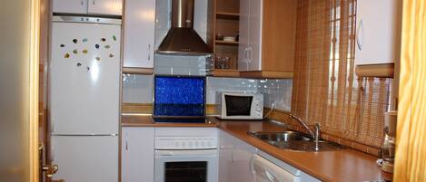 Jääkaappi, mikroaaltouuni, uuni, liesi