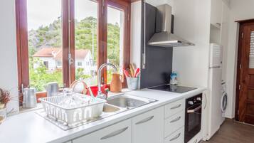 Geladeira, micro-ondas, fogão, cooktop