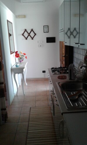 Refrigerador, microondas, parrilla de estufa y tostadora 